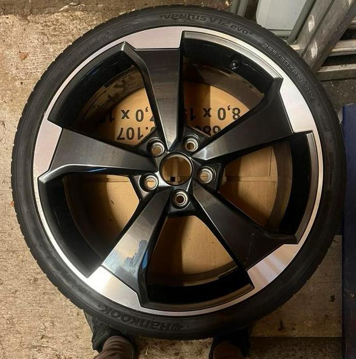 1 Audi RS3 19” black rotor velg + band, Autos : Pièces & Accessoires, Pneus & Jantes, Pneus et Jantes, Pneus été, 19 pouces, 235 mm