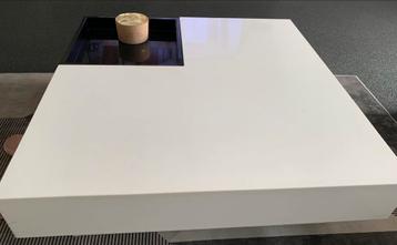 Mooie hoogglans salontafel beschikbaar voor biedingen