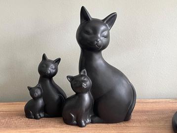 2 mooie zwarte beeldjes van katten