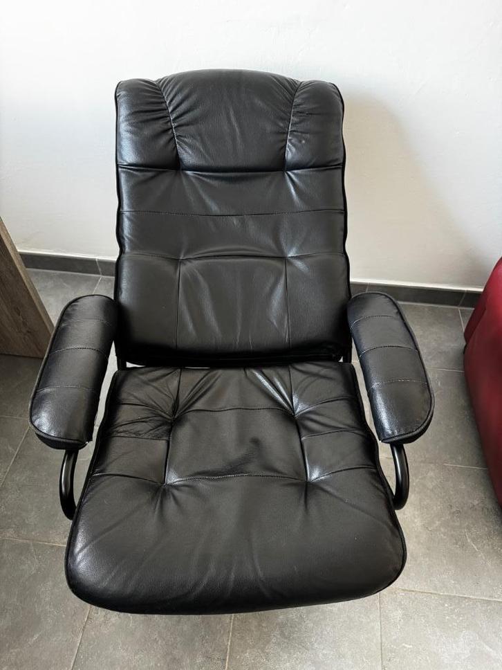 Zwarte relaxstoel – draaibaar en verstelbaar, Huis en Inrichting, Barkrukken, Gebruikt, Minder dan 30 cm, Metaal, 1 kruk, Draaibaar