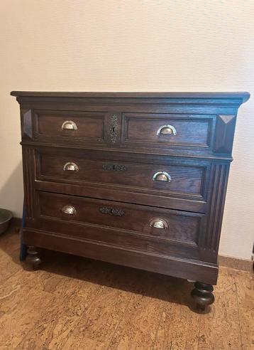 Einde 19e – vroeg 20e eeuws neorenaissance-commode beschikbaar voor biedingen