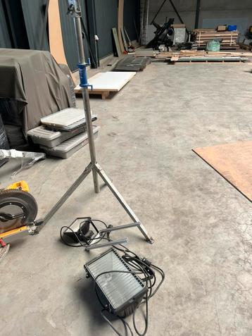 Bouwvak lamp beschikbaar voor biedingen