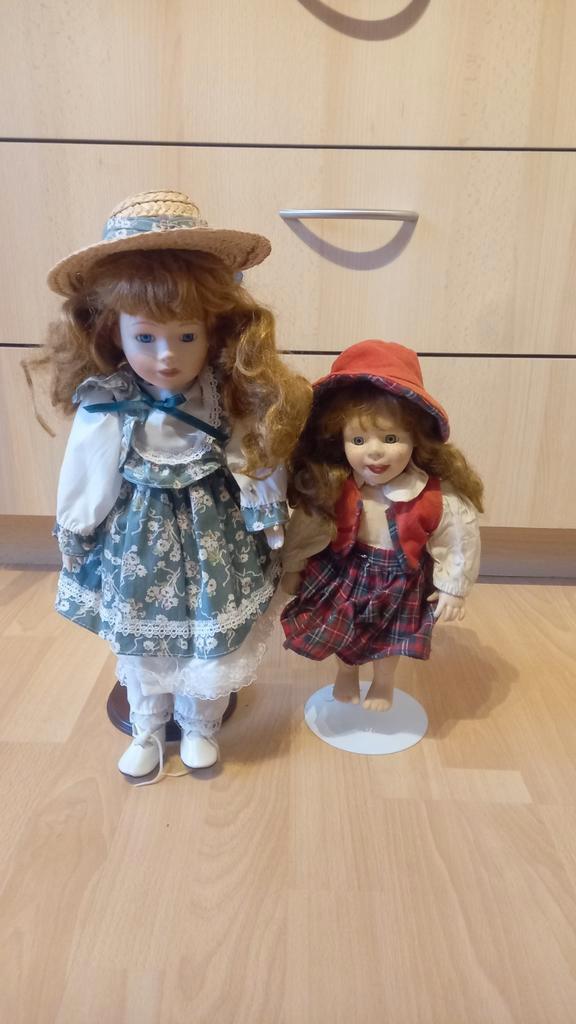 2 porseleinen poppetjes, Verzamelen, Poppen, Zo goed als nieuw, Kleertjes, Ophalen