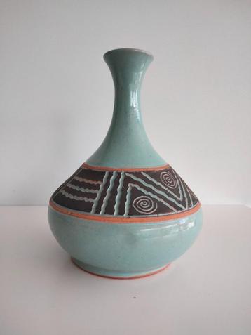 Vintage studio keramiek vaas Sgraffito gesigneerd beschikbaar voor biedingen