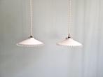 Paar Art Deco hangers in wit geschulpte opaline, Antiek en Kunst, Ophalen of Verzenden