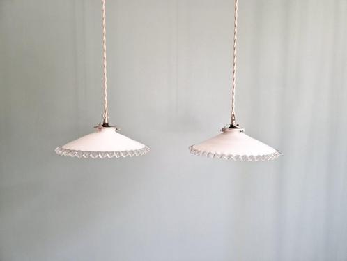 Paar Art Deco hangers in wit geschulpte opaline, Antiek en Kunst, Antiek | Verlichting, Ophalen of Verzenden