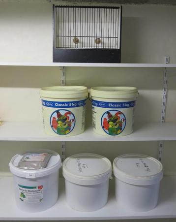 Lot de nourriture et produit pour élevage d'oiseaux beschikbaar voor biedingen