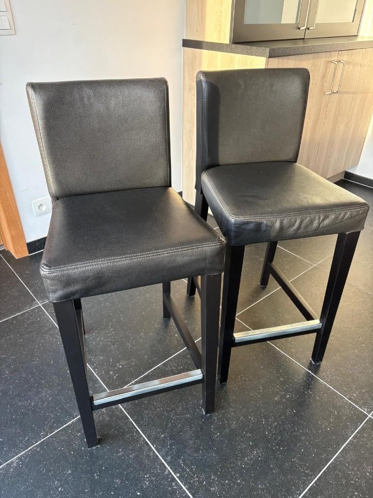 Stijlvolle zwarte barstoelen – set van 2, Huis en Inrichting, Barkrukken, Zo goed als nieuw, 90 cm of meer, Hout, Leer, 2 krukken