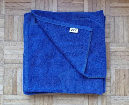 Exclusief XL badlaken / badhanddoek met VRT logo in blauw, Huis en Inrichting, Badkamer | Badtextiel en Accessoires, Nieuw, Handdoek