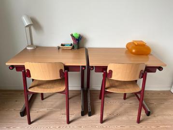 Twee vintage schoolbureaus Eromes met stoeltje beschikbaar voor biedingen