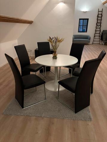Ronde tafal met 6stoelen beschikbaar voor biedingen