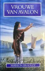 Vrouwe van Avalon / Marion Bradley, Boeken, Ophalen of Verzenden, Gelezen