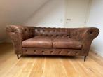 Chesterfield zetel, 2 Zits, Bruin, Vintage,  Suede leer, Huis en Inrichting, Zetels | Zetels, Ophalen, 150 tot 200 cm, Vintage