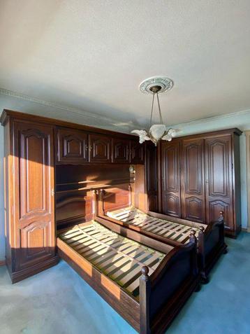 Ruime kast bedframe beschikbaar voor biedingen