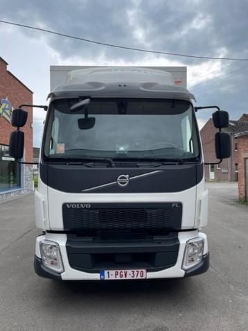 Camion VOLVO FL avec caisse Aluvan disponible aux enchères