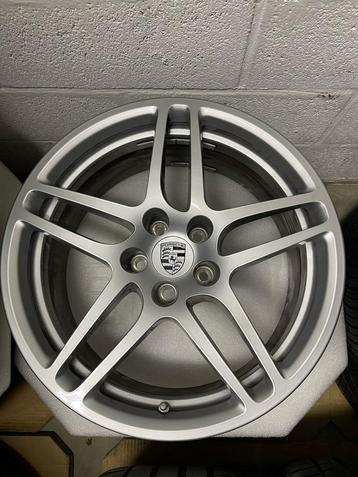 4 originele Porsche velgen inclusief zomerbanden 18inch beschikbaar voor biedingen