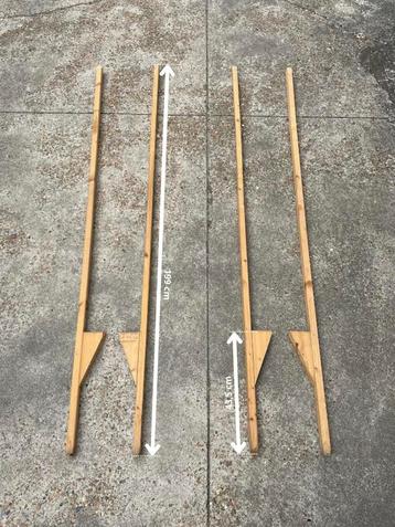 Twee paar houten stelten beschikbaar voor biedingen