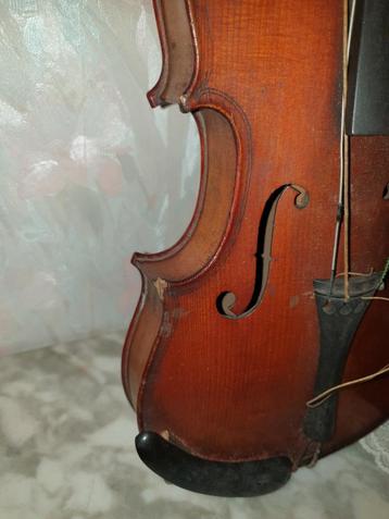 Oude kleine viool met strijkstok