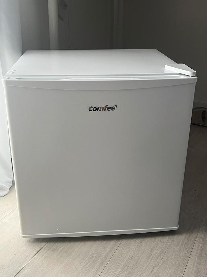 comfee mini fridge met ijskast compartement, Elektronische apparatuur, Koelkasten en IJskasten, Nieuw, Met vriesvak, Minder dan 75 liter