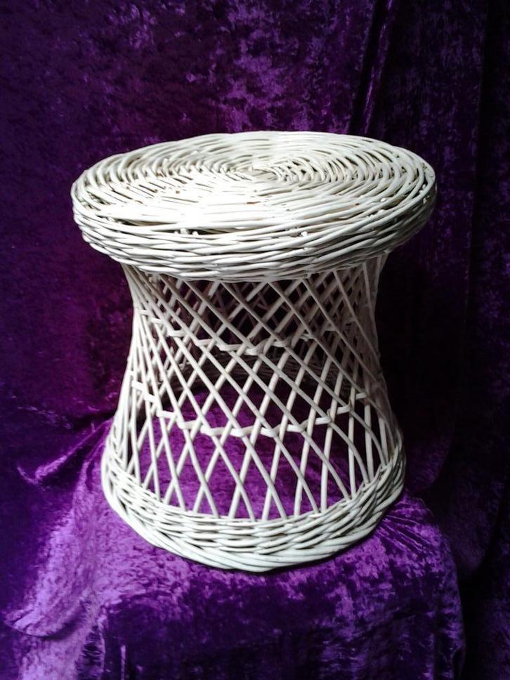 Presentatie mand staander / verhoog - witte kleur, Kinderen en Baby's, Kraamcadeaus en Geboorteborden, Gebruikt, Kraamcadeau, Ophalen