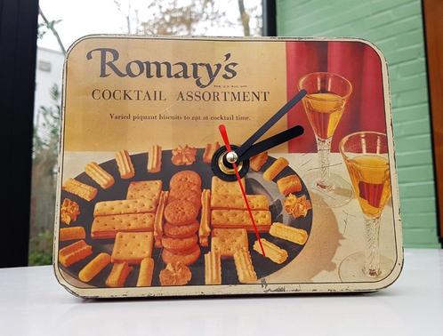 Klok van retro blik Romary’s Coctail Assortment jaren ‘70, Huis en Inrichting, Woonaccessoires | Klokken, Wandklok, Analoog, Ophalen of Verzenden