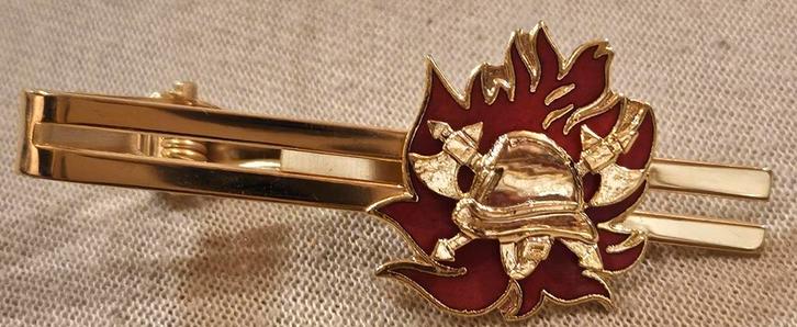 Pince à cravate Fire Brigade dorée NEUVE
C'est un millésime, Collections, Broches, Pins & Badges, Comme neuf, Enlèvement ou Envoi