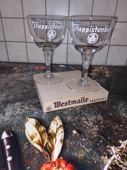 Kaasplankje met 2 oude trappisten glazen, Verzamelen, Glas en Drinkglazen, Zo goed als nieuw, Bierglas, Ophalen of Verzenden