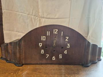 Grote houten penduleklok met opwindsleutel beschikbaar voor biedingen