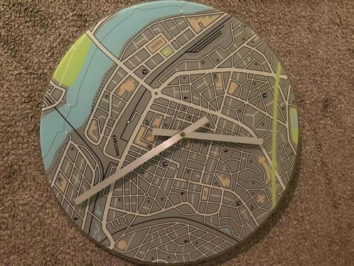 Stadsplattegrond Glazen Wandklok Karlsson ontworpen door Box, Huis en Inrichting, Woonaccessoires | Klokken, Zo goed als nieuw