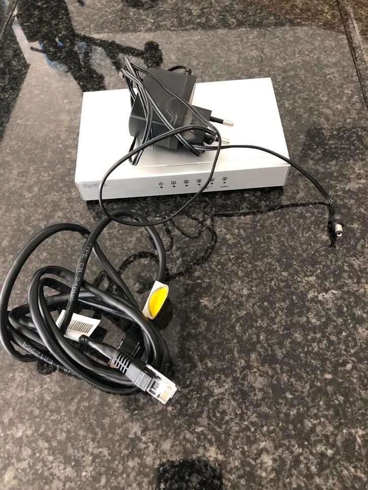 USB poorten, Computers en Software, Routers en Modems, Zo goed als nieuw, Ophalen of Verzenden