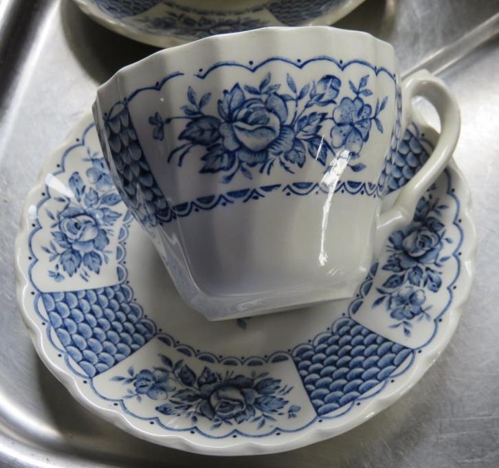 servies - 6 tassen/ondertassen + suikerpot en melkpot, Antiek en Kunst, Antiek | Servies los, Ophalen