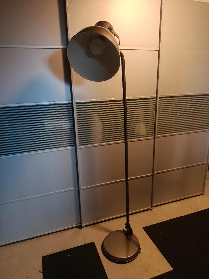 Ikea Hektar staande lamp, Huis en Inrichting, Lampen | Vloerlampen, Zo goed als nieuw, Ophalen