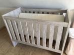 Babybed, Kinderen en Baby's, Kinderkamer | Bedden, Ophalen, Zo goed als nieuw, Minder dan 140 cm, Matras