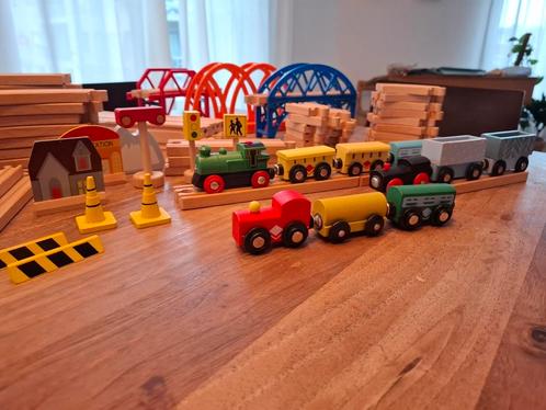 Houten treinset  68 stuks  zelfrijdende locomotief brio, Kinderen en Baby's, Speelgoed |Speelgoedvoertuigen, Zo goed als nieuw