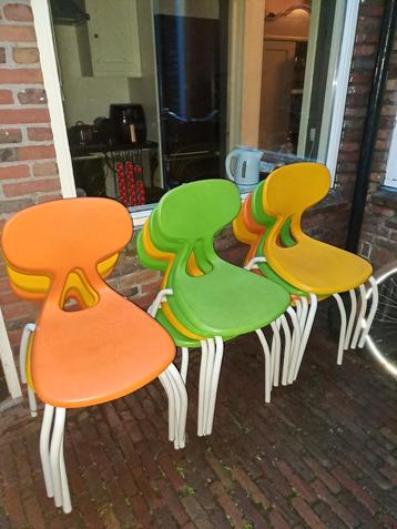 12 stapelbare stoelen in 3 kleuren  beschikbaar voor biedingen