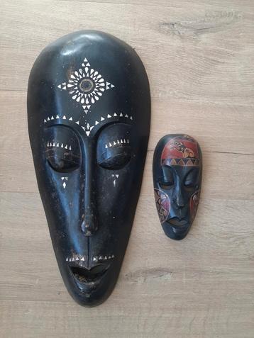 Decoratieve houten maskers uit Indonesië  beschikbaar voor biedingen
