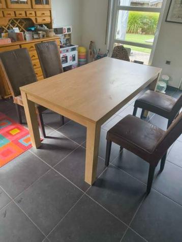 houten tafel met 4 stoelen (leer look) beschikbaar voor biedingen