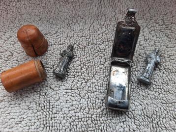 Twee oude reliekschrijnen van soldaten of een reis beschikbaar voor biedingen