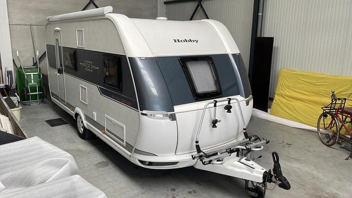Hobby 490 KMF De Luxe Edition, Caravans en Kamperen, Caravans, Particulier, tot en met 5, 1000 - 1250 kg, Treinzit, Hobby, Dwarsbed