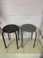 Twee ijzeren krukjes, Ophalen, Zo goed als nieuw