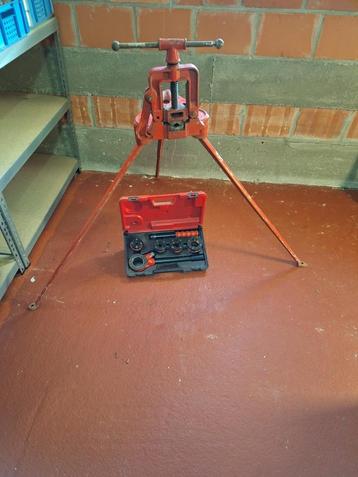 gereedschap buizen draadsnijder set en driepikkel buizenklem beschikbaar voor biedingen