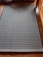 Petit tapis noir et blanc très horiginal