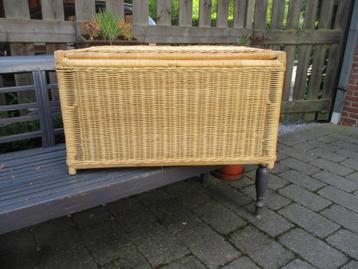 Rieten linnenmand / wasmand / speelgoedmand beschikbaar voor biedingen