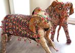 Paar oude Indiase olifanten in hout en geborduurde stof, Ophalen