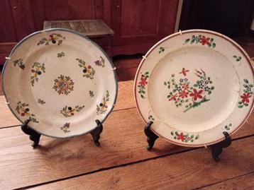 2 assiettes en porcelaine, décorées motif floral