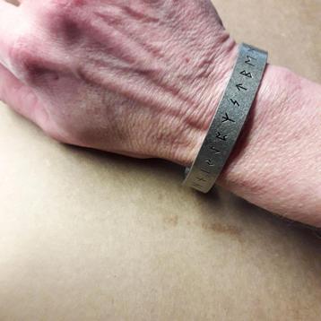 Bracelet runes scandinave en acier brossé disponible aux enchères