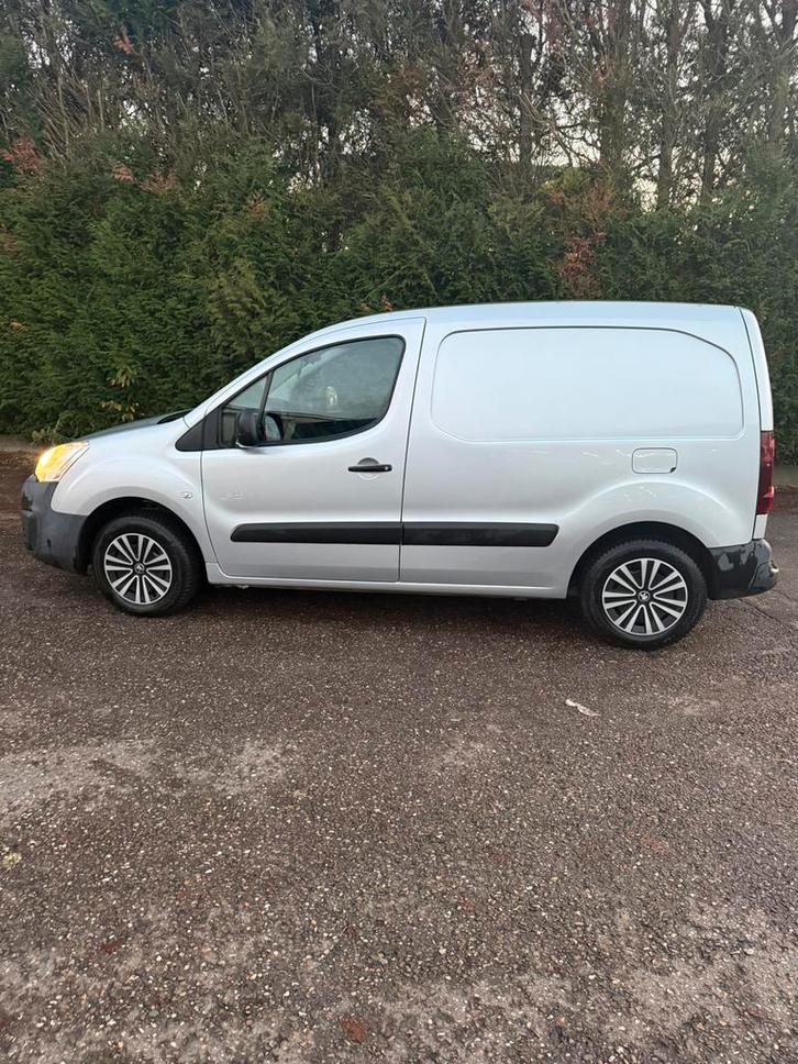 PEUGEOT PARTNER 2016 diesel EURO6b, Auto's, Bestelwagens en Lichte vracht, Particulier, Trekhaak, Peugeot, Diesel, Ophalen