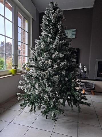 kerstboom met sneeuw beschikbaar voor biedingen