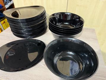 26 zwarte borden + 6 grote zwarte kommen porselein ZIEN!!! beschikbaar voor biedingen