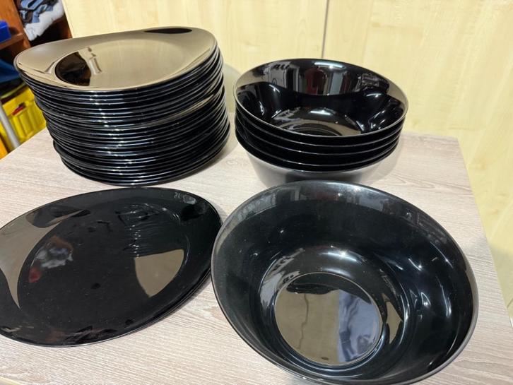 26 zwarte borden + 6 grote zwarte kommen porselein ZIEN!!!, Huis en Inrichting, Keuken | Servies, Gebruikt, Bord(en), Overige stijlen